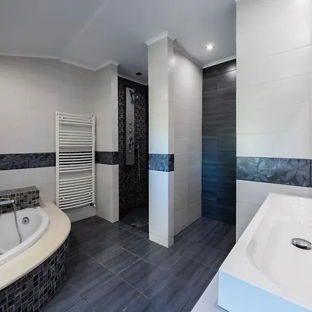 Afroditi By Bostonia Village *